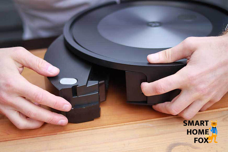 Der Schmutzbehälter des iRobot Roomba j7 wird entnommen